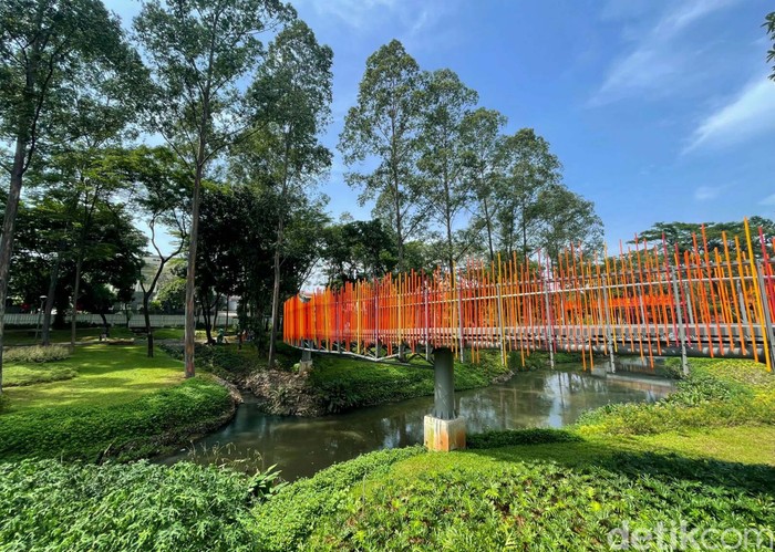 Tebet Eco Park telah diresmikan pada Sabtu (23/4) kemarin. Fasilitas di Tebet Eco Park bisa digunakan untuk beraktivitas dan berinteraksi tanpa dikenakan biaya.