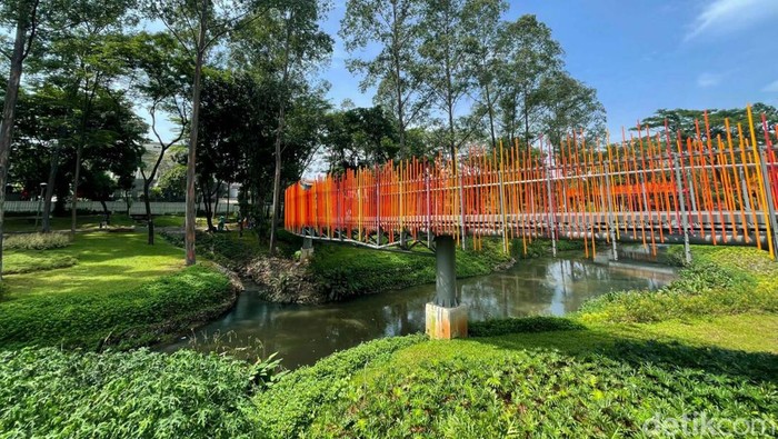Tebet Eco Park telah diresmikan pada Sabtu (23/4) kemarin. Fasilitas di Tebet Eco Park bisa digunakan untuk beraktivitas dan berinteraksi tanpa dikenakan biaya.
