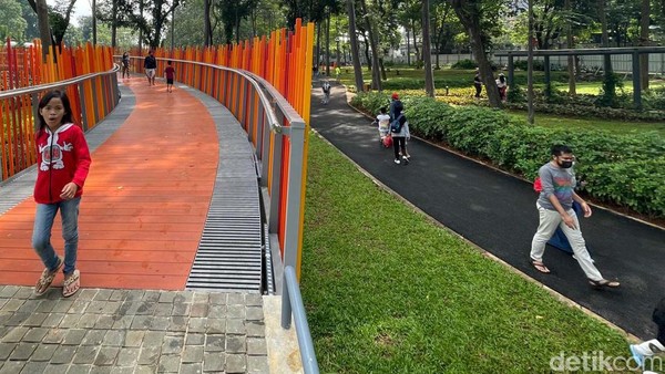 Tebet Eco Park juga dilengkapi dengan speaker taman, pet park, dan jogging track. (Rengga Sencaya/detikcom) Tebet Eco Park juga dilengkapi dengan speaker taman, pet park, dan jogging track. (Rengga Sencaya/detikcom)