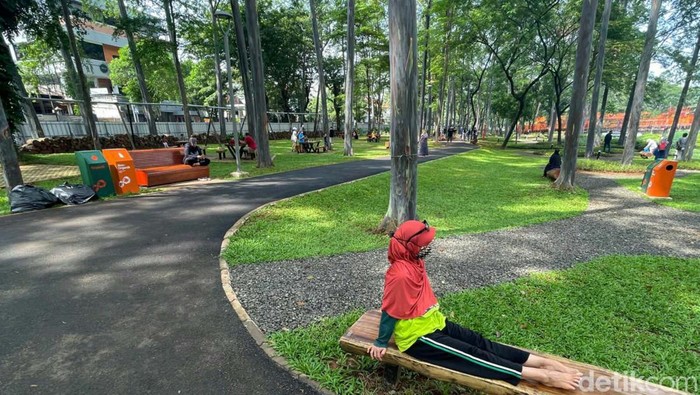 Potret Tebet Eco Park yang Telah Dibuka untuk Umum Tebet Eco Park telah diresmikan pada Sabtu (23/4) kemarin. Fasilitas di Tebet Eco Park bisa digunakan untuk beraktivitas dan berinteraksi tanpa dikenakan biaya.