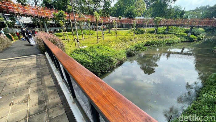 Tebet Eco Park telah diresmikan pada Sabtu (23/4) kemarin. Fasilitas di Tebet Eco Park bisa digunakan untuk beraktivitas dan berinteraksi tanpa dikenakan biaya.