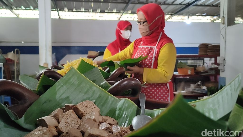 Proses pembuatan Sego Berkat di Outlet Sego Berkat Pare Anom Bu SPA, Temon, Kulon Progo, DIY.