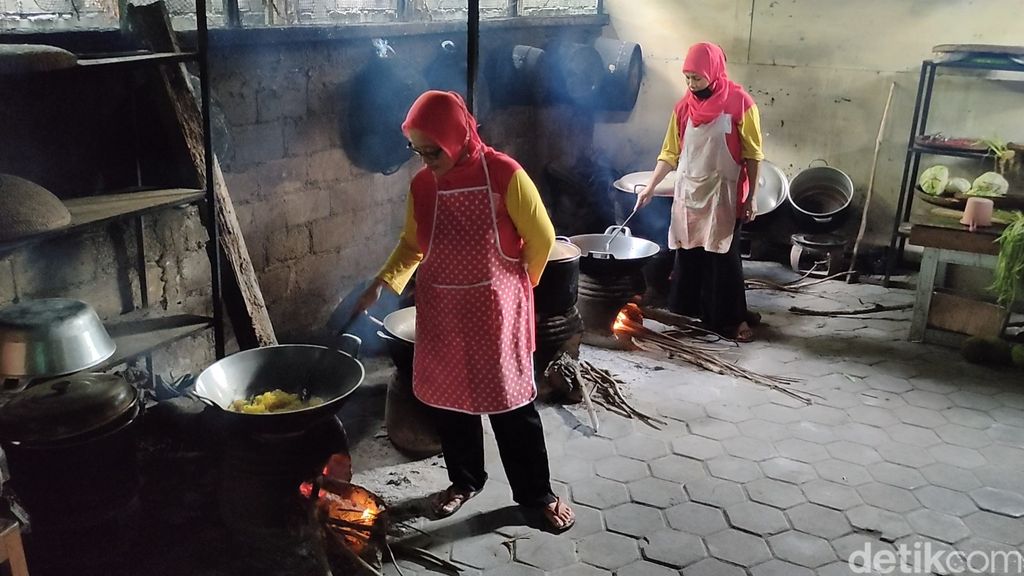 Proses pembuatan Sego Berkat di Outlet Sego Berkat Pare Anom Bu SPA, Temon, Kulon Progo, DIY.
