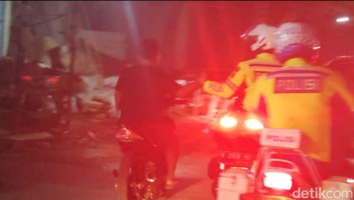 Remaja di Kota Probolinggo tak ada kapoknya menggelar balap liar. Padahal menurut polisi, sudah ada sanksi penyitaan motor hingga tilang.