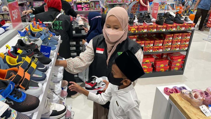 Sekitar 30 anak yatim piatu mengikuti program Belanja Bareng Yatim di Supermal Karawaci. Mereka berbelanja berbagai kebutuhan untuk Lebaran.