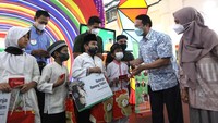 Direktur Mall Supermal Karawaci Eddy Halim bersama Direktur Resources Mobilitazion Dompet Dhuafa Etika Setiawanti memberikan bingkisan Ramadan kepada dengan anak yatim.