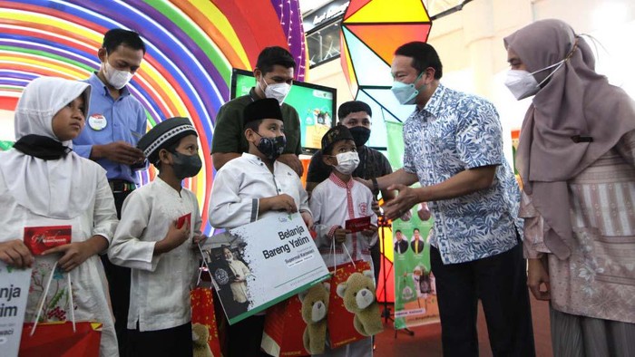 Sekitar 30 anak yatim piatu mengikuti program Belanja Bareng Yatim di Supermal Karawaci. Mereka berbelanja berbagai kebutuhan untuk Lebaran.