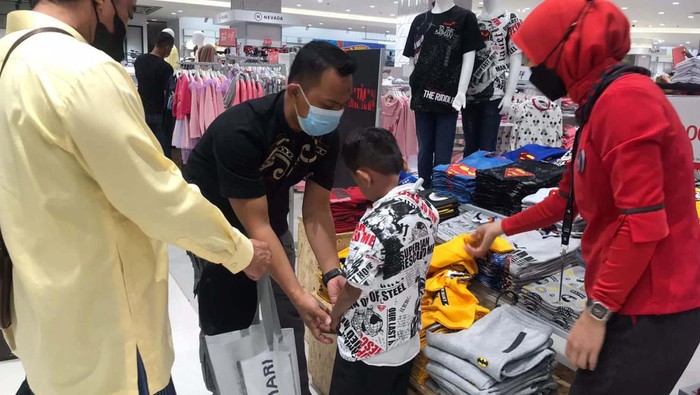 Senangnya Anak Yatim Belanja Kebutuhan Lebaran Sekitar 30 anak yatim piatu mengikuti program Belanja Bareng Yatim di Supermal Karawaci. Mereka berbelanja berbagai kebutuhan untuk Lebaran.