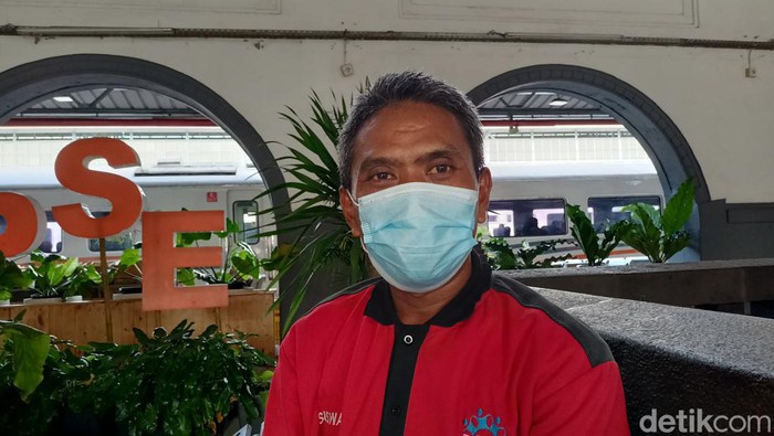 Seorang porter Stasiun Pasar Senen, Suswanto (41) menceritakan kisah unik mengenai pekerjaannya itu yang tak pernah ia lupakan (Karin Nur Secha/detikcom)
