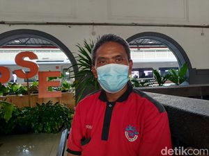 Cerita Porter Stasiun Senen Terbawa Kereta Gegara Banyaknya Bawaan Penumpang