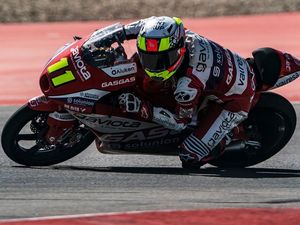 Momen Pebalap Moto3 Kepleset dan Tabrak Kru di Parc Ferme