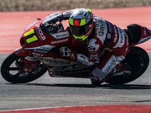 Momen Pebalap Moto3 Kepleset dan Tabrak Kru di Parc Ferme