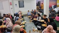 Meski berdesakan, namun senantiasa ada kebahagian bersua sesama perantau di musala SGB nan kecil ini