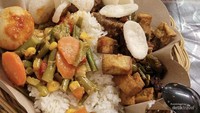 Menu makan kami setelah melaksanakan shalat maghrib berjamaah