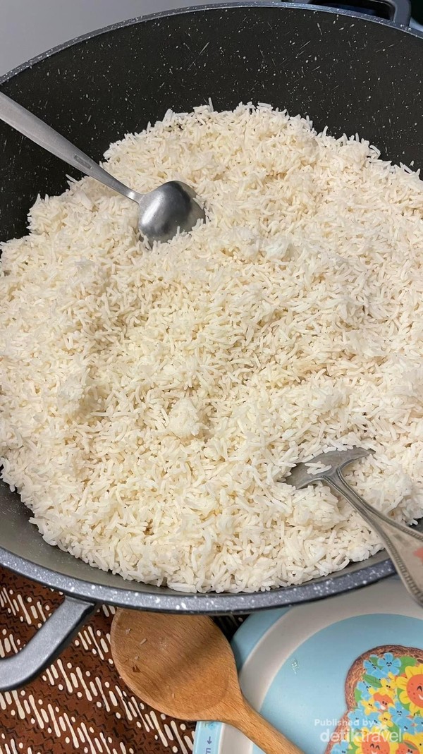 Sebagai orang Indonesia,nasi tetap menjadi makanan pokok yang harus ada.