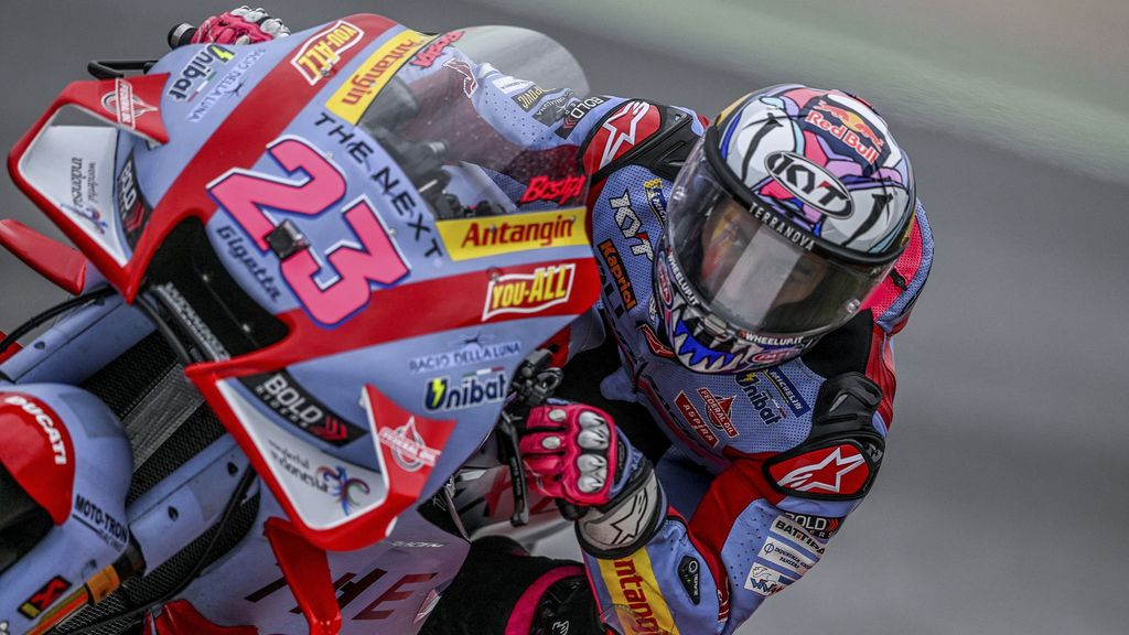 Ducati Gresini Italian rider Enea Bastianini takes part in the first practice session of the MotoGP Portuguese Grand Prix at the Algarve International Circuit in Portimao on April 22, 2022. (Photo by PATRICIA DE MELO MOREIRA / AFP)