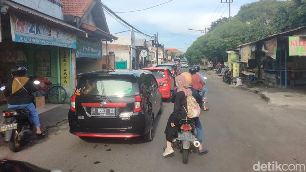 Suasana di Royal Plaza yang sangat padat.
