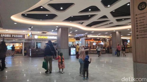 Suasana di Royal Plaza yang sangat padat.