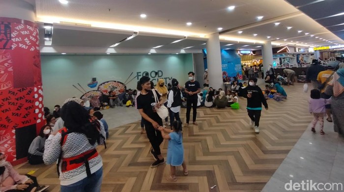 Suasana di Royal Plaza yang sangat padat.