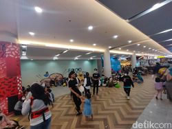 Pengunjung Membeludak, Masuk Royal Plaza Surabaya Butuh Waktu 40 Menit