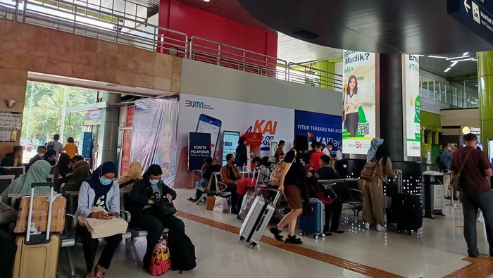 Suasana di Stasiun Gambir yang ramai pemudik siang ini (Karin/detikcom)