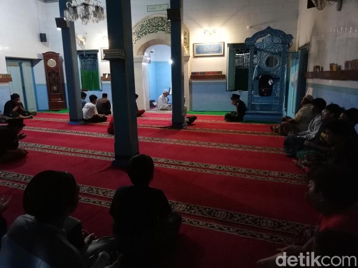 Suasana iktikaf di Masjid Al Fatih Kepatihan dan Al Wustho Solo, Minggu (24/4/2022).
