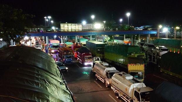 Suasana Pelabuhan Merak, Banten lepas tengah malam, Minggu (24/4/2022).