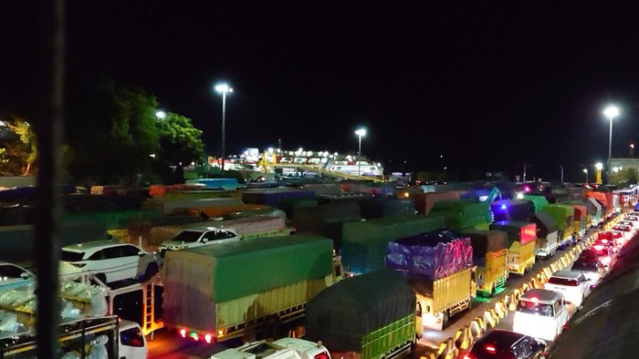 Suasana Pelabuhan Merak, Banten lepas tengah malam, Minggu (24/4/2022).