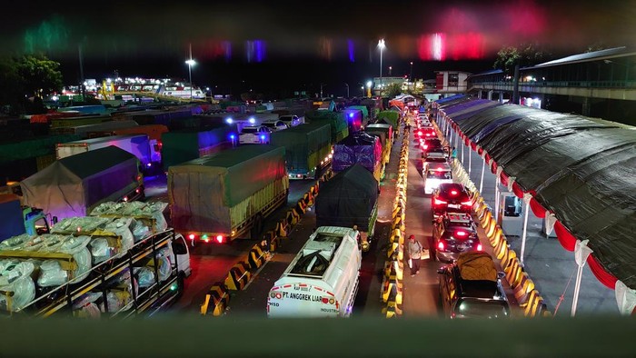 Suasana Pelabuhan Merak, Banten lepas tengah malam, Minggu (24/4/2022).