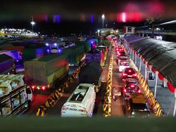 Menjelang Sahur, Truk dan Mobil Pribadi Padati Pelabuhan Merak