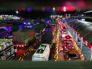 Menjelang Sahur, Truk dan Mobil Pribadi Padati Pelabuhan Merak