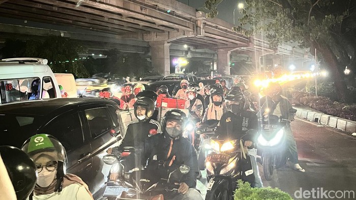 Suasana pemudik motor di Kalimalang Minggu (24/4) malam