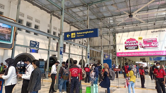Suasana Stasiun Pasar Senen H-8 lebaran 2022