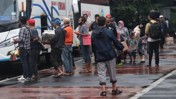 Suasana Terminal Cicaheum Bandung Mulai Padat H-8 mudik lebaran 2022 di Terminal Cicaheum, Kota Bandung, Jawa Barat sudah terpantau ramai.