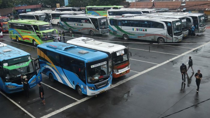 Suasana Terminal Cicaheum Bandung Mulai Padat H-8 mudik lebaran 2022 di Terminal Cicaheum, Kota Bandung, Jawa Barat sudah terpantau ramai.