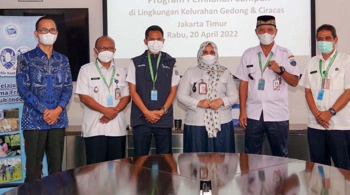 Program pemilahan sampah di lingkup RW di DKI Jakarta terus digalakan. Untuk itu Sudin Lingkungan Hidup Jakarta Timur bersinergi dengan sejumlah pihak.