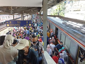 Sesak! Stasiun Tanah Abang Jakpus Dipadati Penumpang Siang Ini