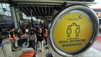 Dalam satu minggu ke belakang jumlah penumpang konsisten di angka 100 ribu orang per hari.