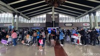 Terminal 1 Bandara Soetta kembali dibuka pada Jumat (1/4/2022). Tetapi memang penerbangan maskapai di terminal ini dilakukan secara bertahap.
