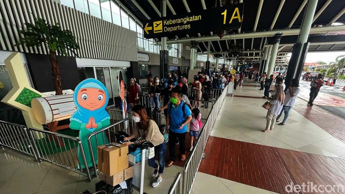 Terminal 1 Bandara Soetta, Tangerang, Provinsi Banten, mulai ramai pemudik, Minggu (24/04/2022). Begini kondisinya.