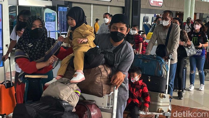 Terminal 1 Bandara Soetta Mulai Ramai Pemudik Terminal 1 Bandara Soetta, Tangerang, Provinsi Banten, mulai ramai pemudik, Minggu (24/04/2022). Begini kondisinya.