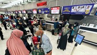 Begini suasana hiruk pikuk penumpang yang akan mudik ke kampung halaman di Terminal 1 Bandara Soetta, Tangerang, Provinsi Banten, Minggu (24/04/2022).