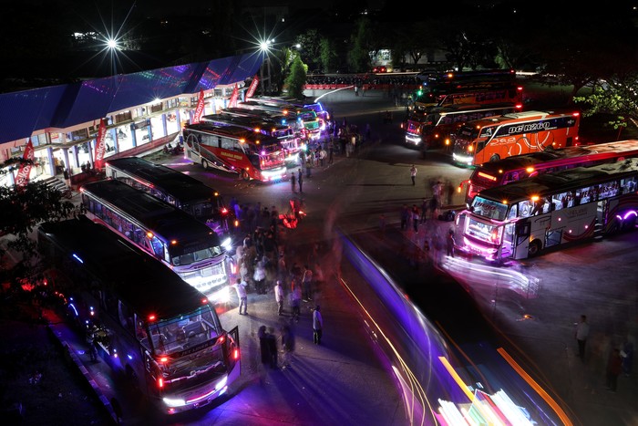 Sejumlah pemudik yang menggunakan bus antarkota  antarprovinsi (AKAP) menunggu keberangkatan di Terminal tipe A Batoh, Banda Aceh, Aceh, Sabtu (23/4/2022). Terminal bus AKAP yang malayani transportasi dengan tujuan berbagai provinsi di Pulau Sumatera dan Jawa itu mulai dipadati pemudik yang didominasi para mahasiswa dan pekerja bangunan untuk merayakan Hari Raya Idul Fitri 1443 di kampung halaman. ANTARA FOTO / Irwansyah Putra/rwa.