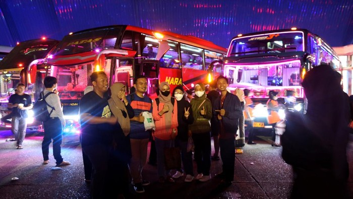 Terminal Batoh Banda Aceh Mulai Dipadati Pemudik Sejumlah pemudik yang menggunakan bus antarkota antarprovinsi (AKAP) menunggu keberangkatan di Terminal tipe A Batoh, Banda Aceh, Aceh, Sabtu (23/4/2022). Terminal bus AKAP yang malayani transportasi dengan tujuan berbagai provinsi di Pulau Sumatera dan Jawa itu mulai dipadati pemudik yang didominasi para mahasiswa dan pekerja bangunan untuk merayakan Hari Raya Idul Fitri 1443 di kampung halaman. ANTARA FOTO / Irwansyah Putra/rwa.