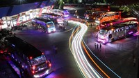 Sejumlah bus antarkota antarprovinsi (AKAP) yang membawa pemudik menunggu jadwal keberangkatan di Terminal tipe A Batoh, Banda Aceh, Aceh, Sabtu (23/4/2022).
