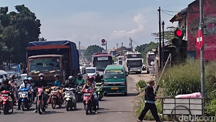 Traffic light miring di Jalan Soekarno-Hatta Bandung.