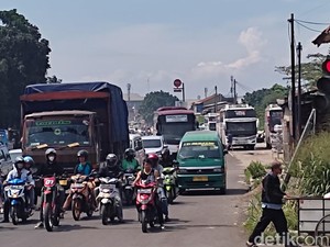 Traffict Light di Dekat Pasar Caringin Bandung Miring!