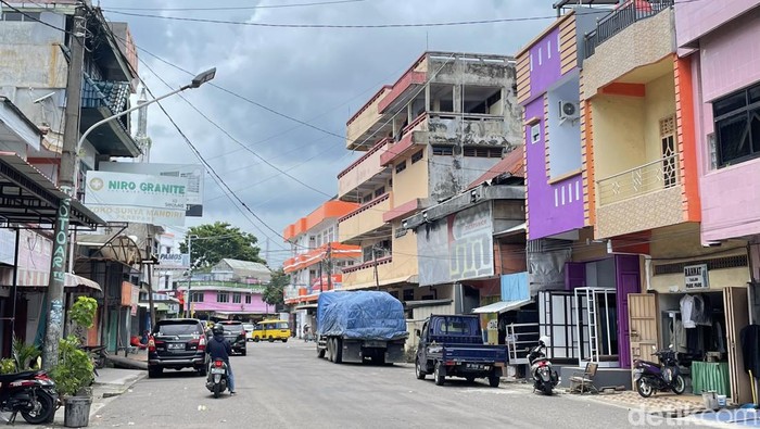 Truk angkutan barang melintas di Kota Parepare.