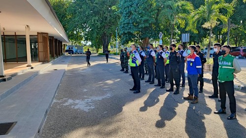 Apel siaga pembukaan Posko Angkutan Lebaran Bandara El Tari-Kupang bersama komunitas bandara terdiri dari unsur TNI-Polri, Otoritas Bandara Wilayah IV, BMKG, Basarnas, Airnav, CIQ, Airline dan Groundhandling di halaman Parkir Bandara El Tari, Minggu (24/4/2022).