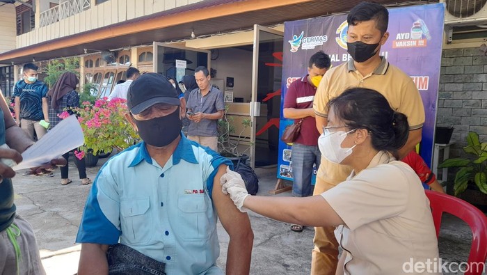 Vaksinasi di loket bus Kota Bengkulu
